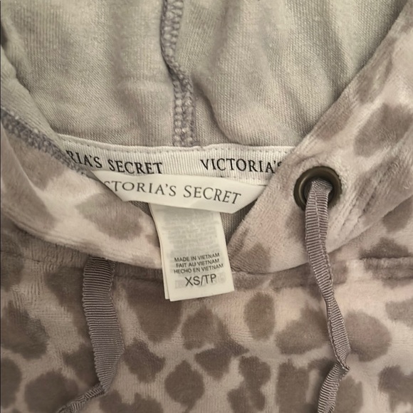 Victoria’s Secret Leopard Print Velour Hoodie - Oversized Fits Small - Picture 2 of 4